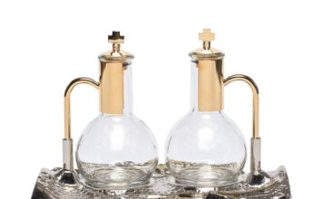 Wino i woda – religijna symbolika połączenia ampułki liturgiczne